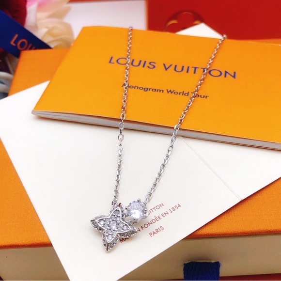 LV Gold necklace for ladies - Picture 1 of 3
